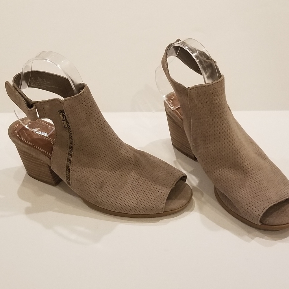 🆕️ BareTraps Ivey Suede Leather Peep Toe H